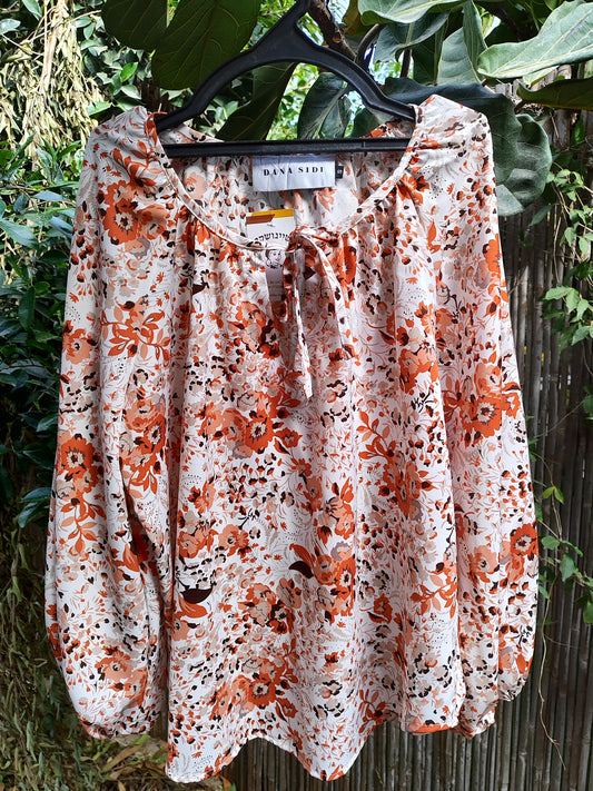 דנה סידי. חדש. חולצה פרחונית בגווני קרם חום כתום נשפכת - Image 4 by Dana Sidi