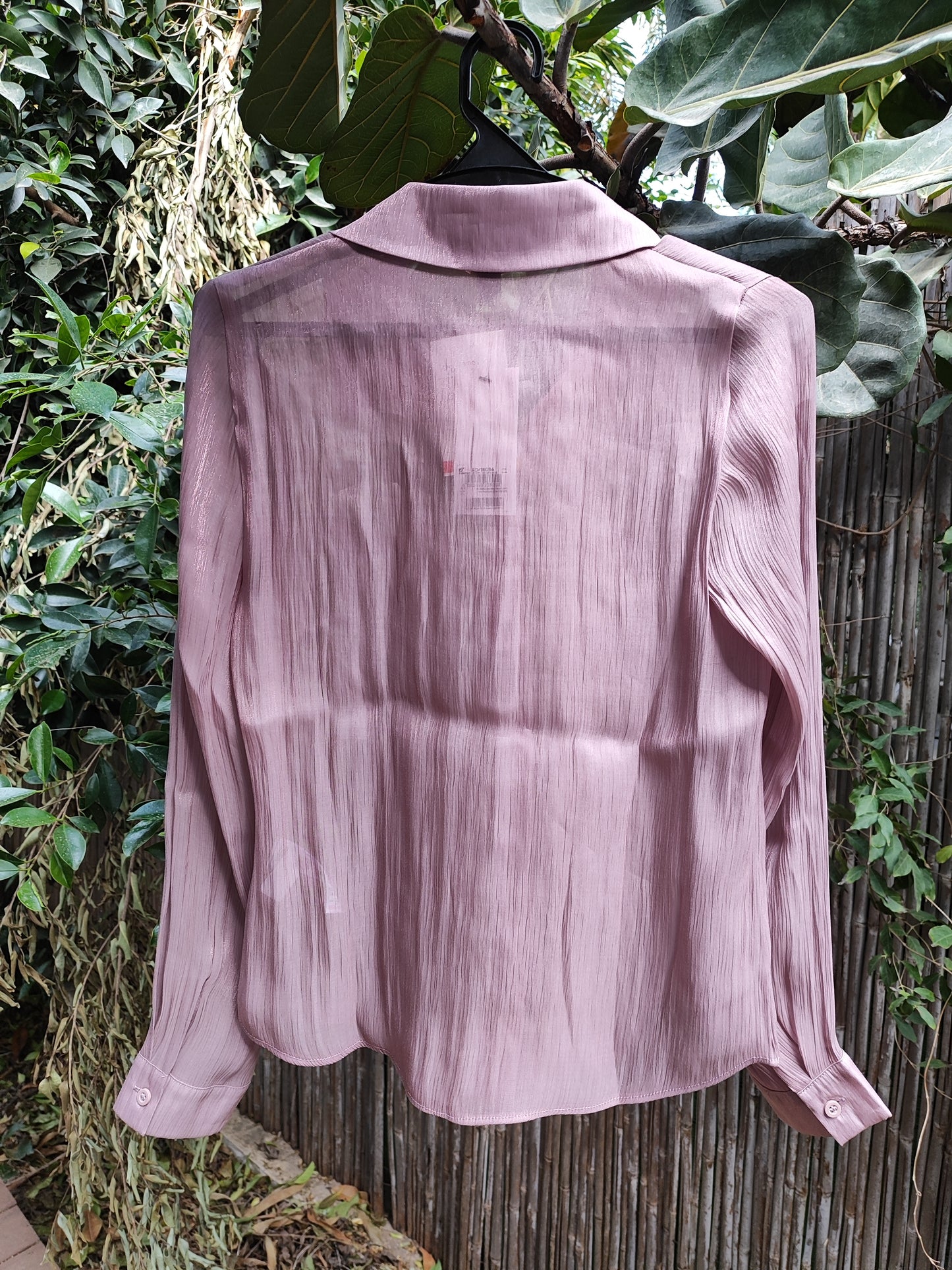 חולצת כפתורים סגול לילך במראה מבריק ושקוף - Image 2