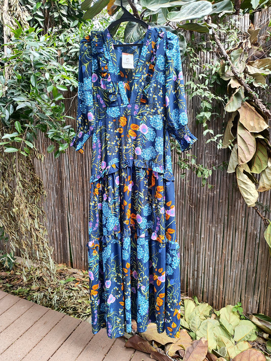 שמלת מקסי פרחונית ברקע כחול מחשוף עמוק וחזה מלאכותי - Image 2 by Melloday