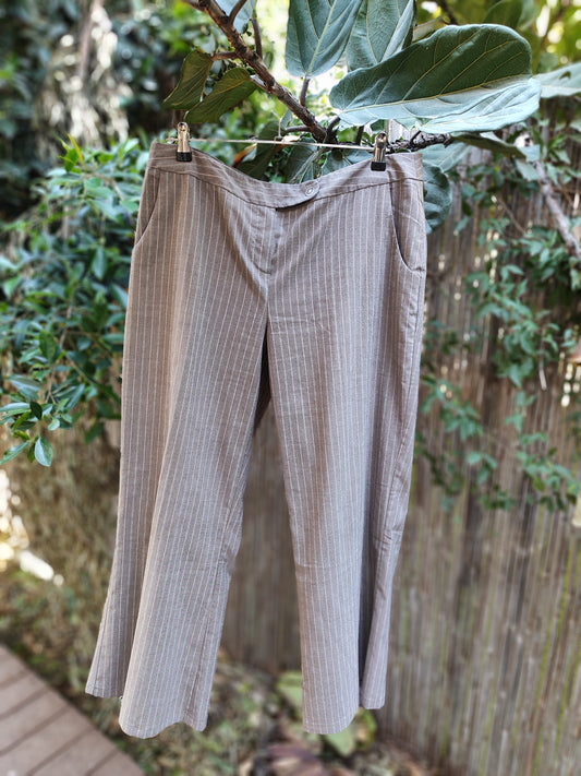 מכנסיים חומים מפוספסים גזרה ישרה.  - Image 6 by Soute