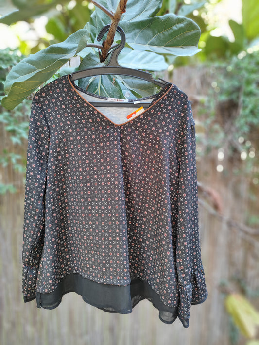  Punt Roma. חולצה שחורה צווארון נחושת הדפסים מפוזרים - Image 6 by Punt Roma