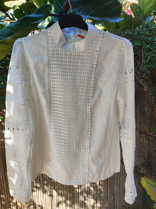 חולצה לבנה מלכותית בחזה ושרוולי תחרה - Image 6