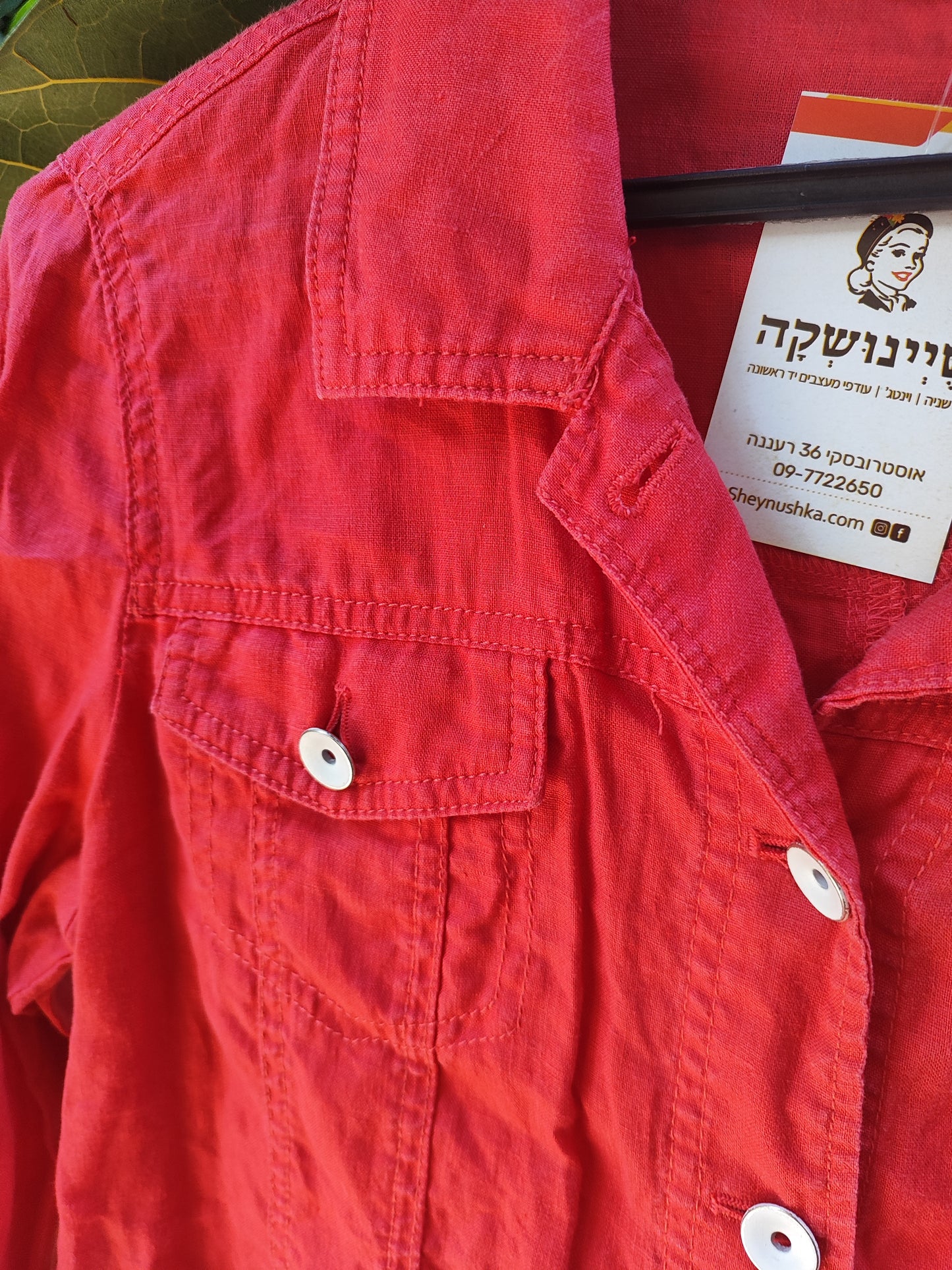ג'קט אדום. דק. בכפתורים לבנים - Image 4 by Punto Roma