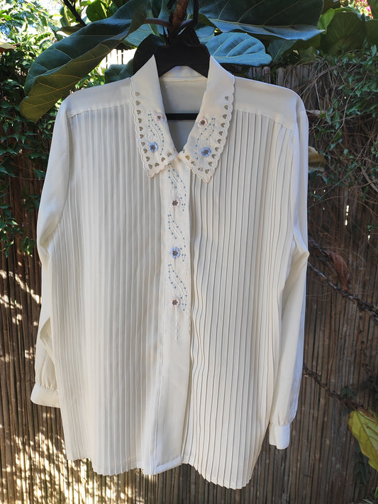 חולצה וינטג' לבנה פנסים ורקמות בתכלת ולבבות בצווארון  - Image 3