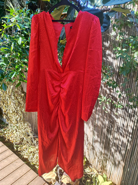 שמלת ערב אדומה בוהקת מפתח עמוק. כיווצים מקדימה. בגב מפתיע  - Image 8 by Terminal X