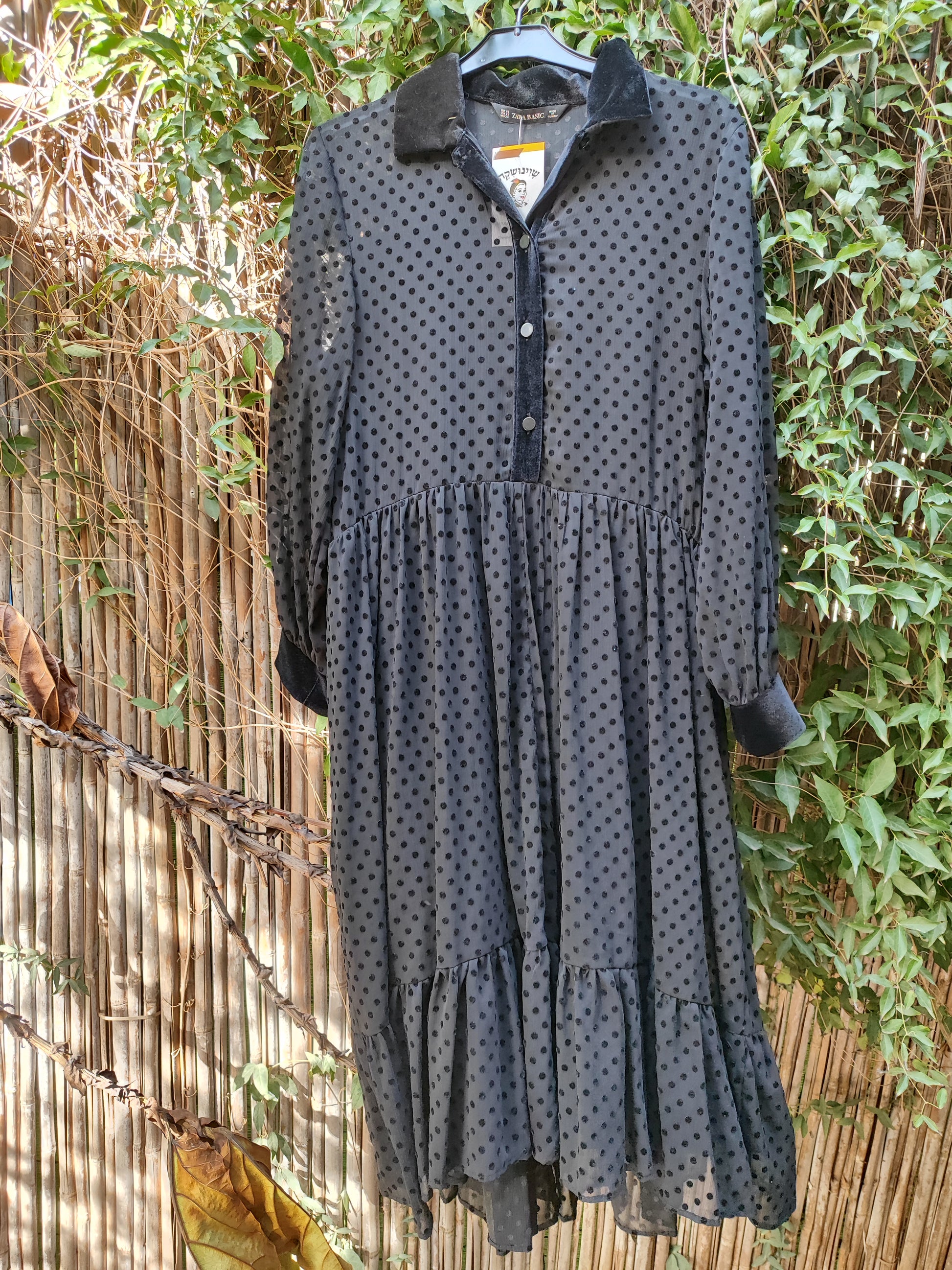 שמלה שחורה לא אטומה. בנקודות קטיפה מפוזרות  by ZARA BASIC - Size M