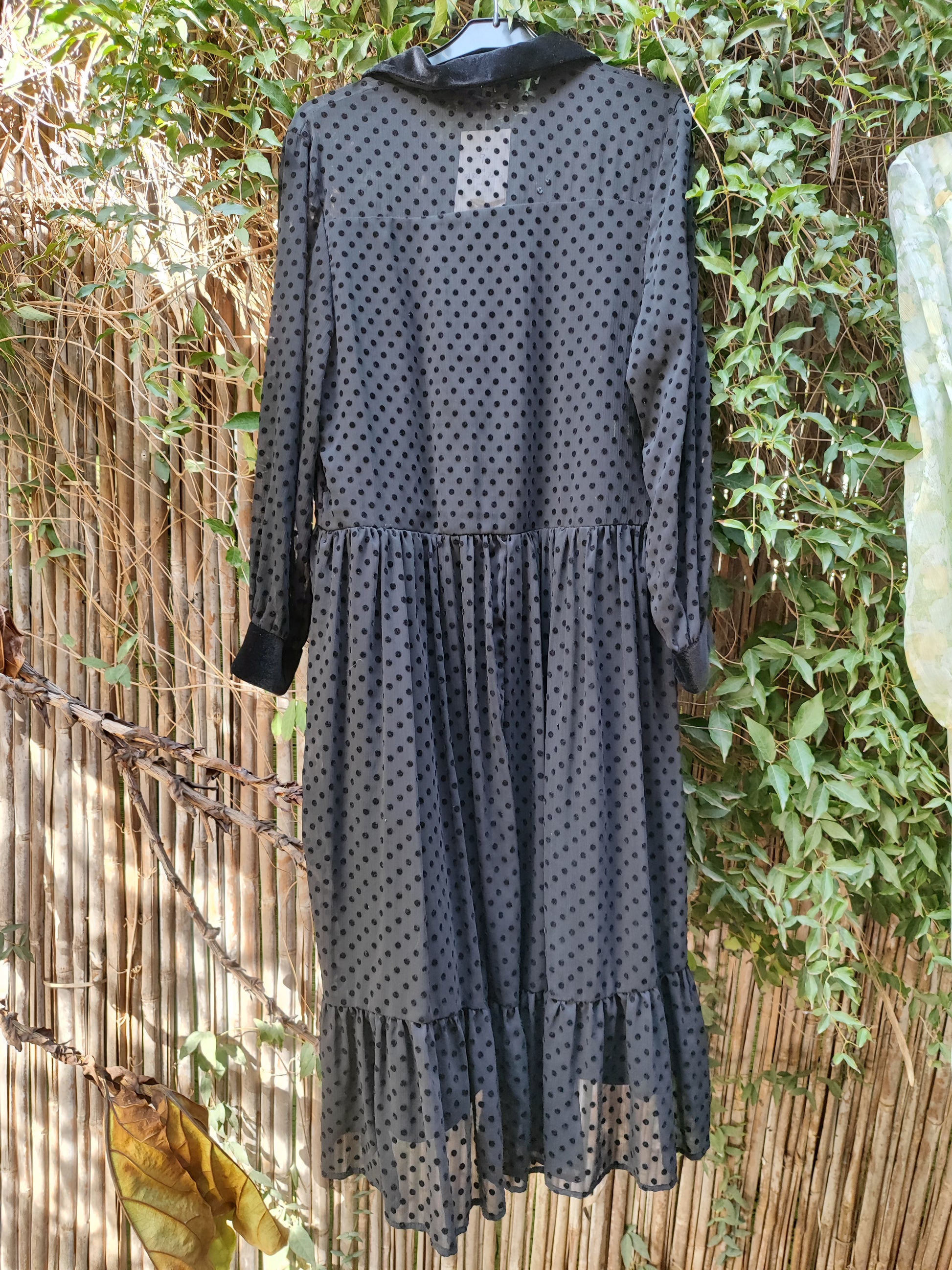 שמלה שחורה לא אטומה. בנקודות קטיפה מפוזרות  - Image 2 by ZARA BASIC