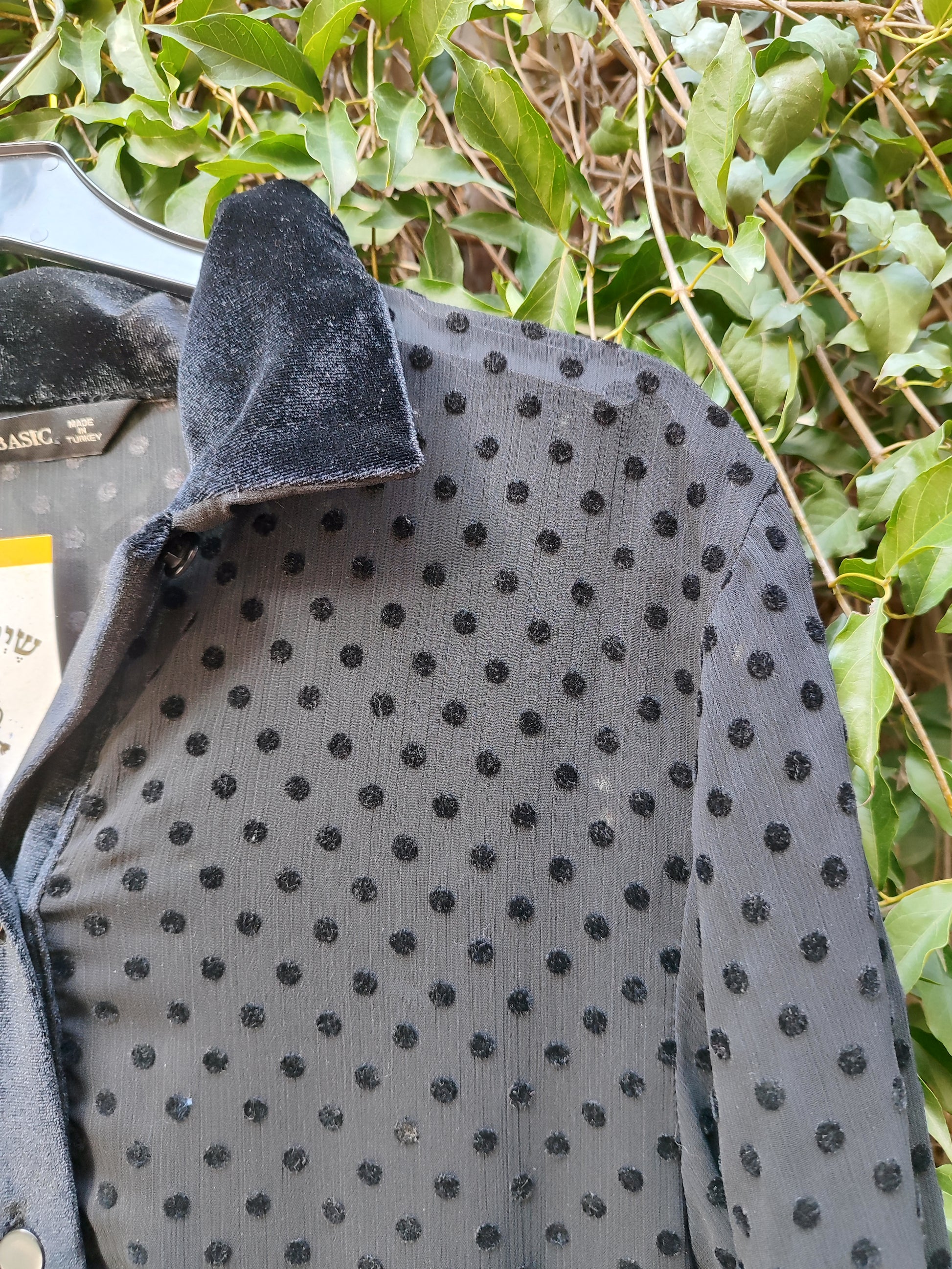 שמלה שחורה לא אטומה. בנקודות קטיפה מפוזרות  - Image 3 by ZARA BASIC