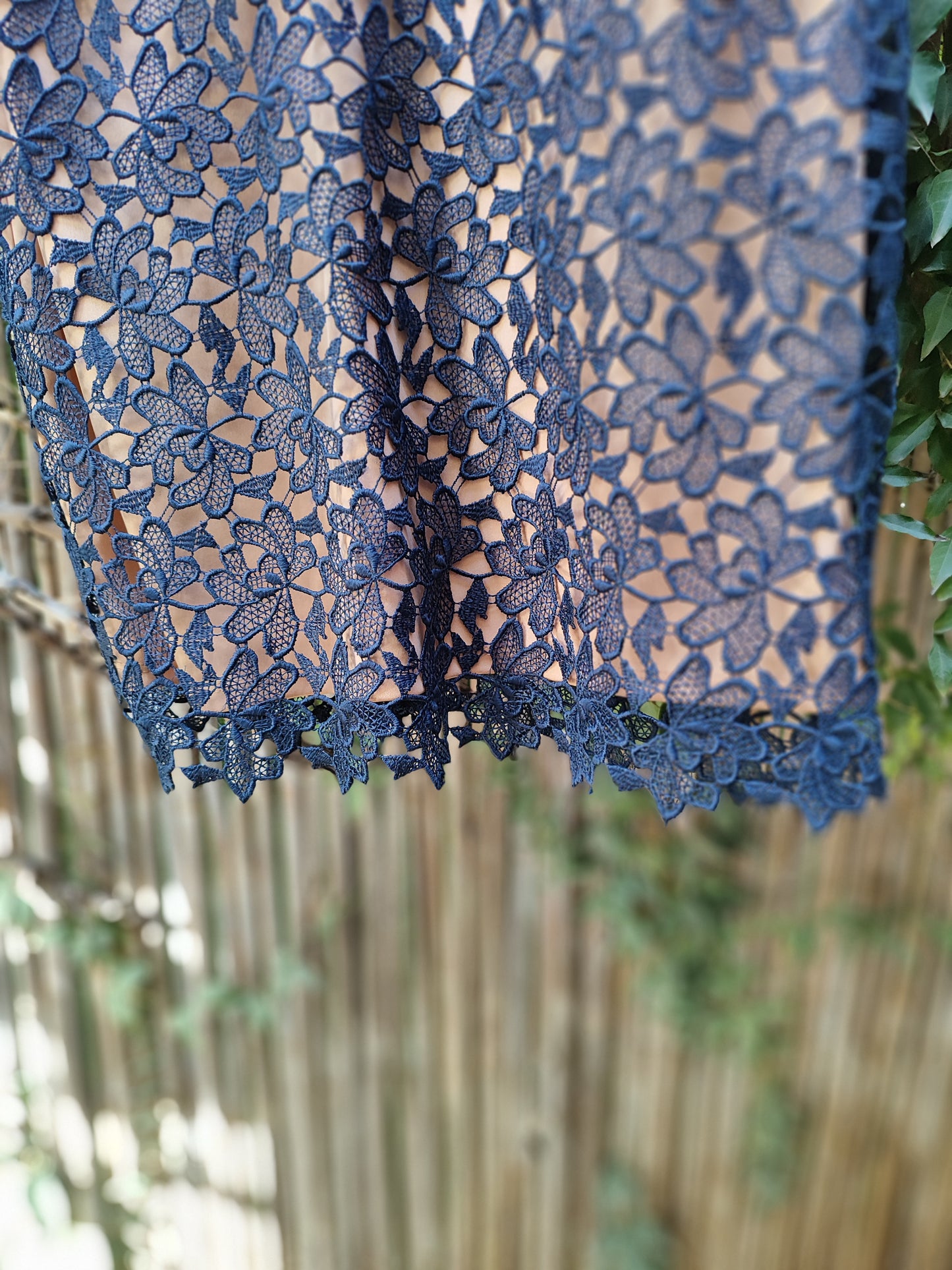 שמלת תחרה כחולה ברקע קרם בהדגשת מותן  - Size M