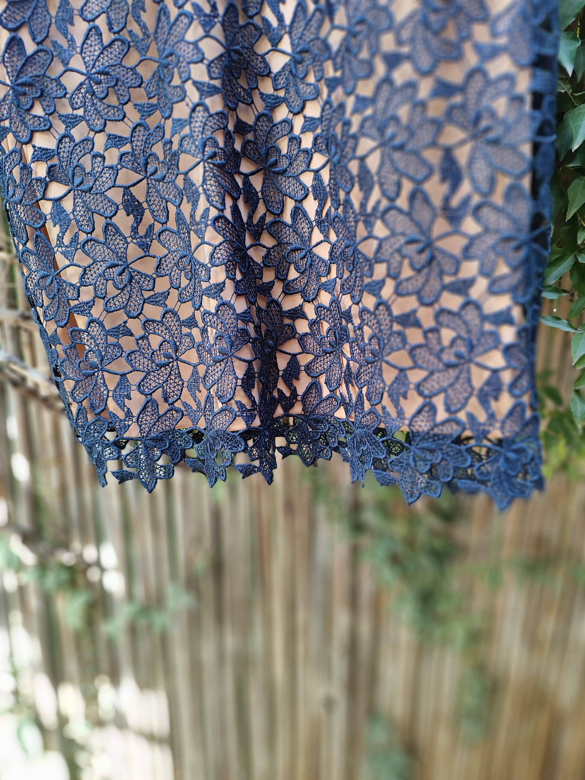 שמלת תחרה כחולה ברקע קרם בהדגשת מותן  - Size M