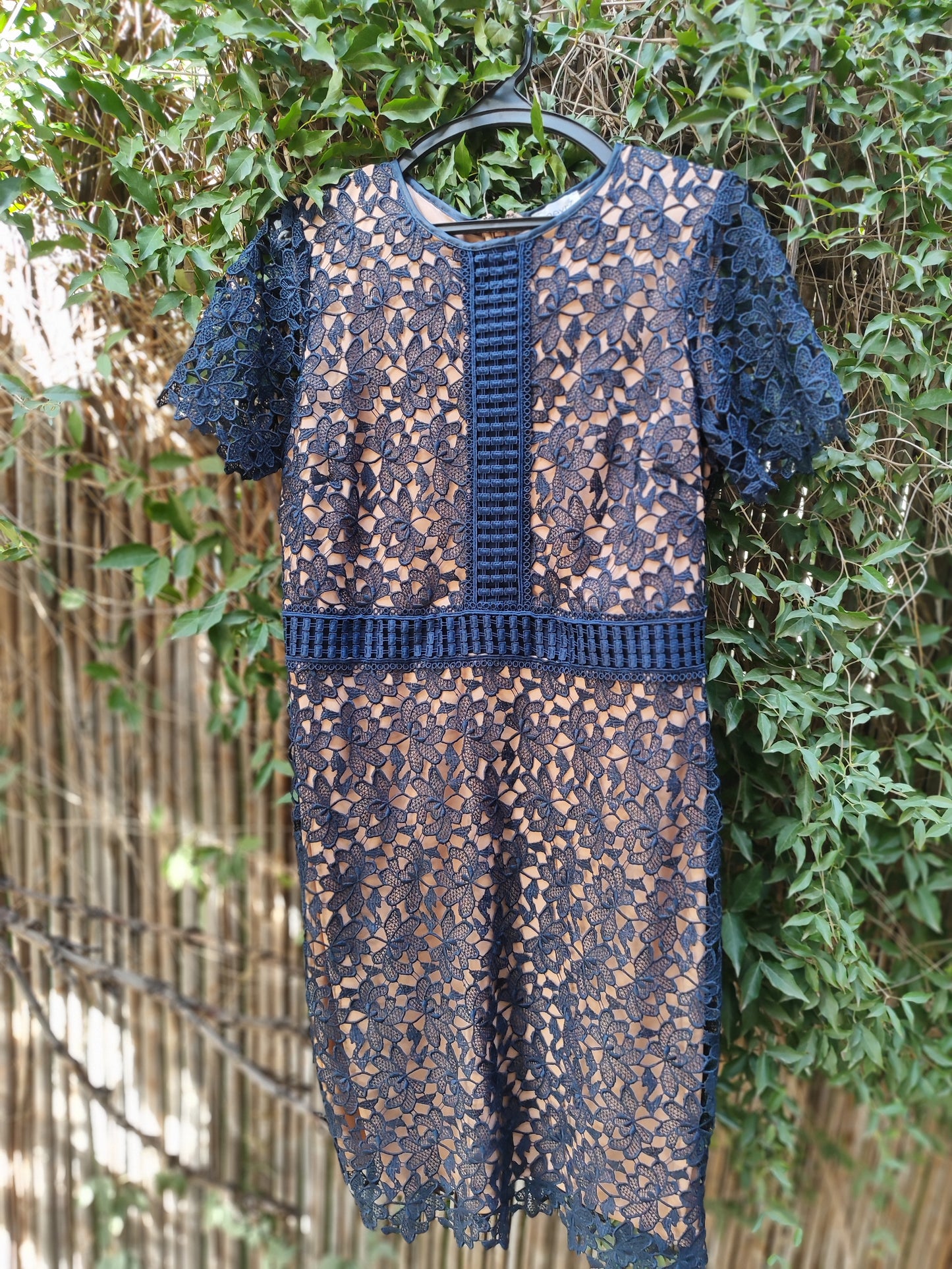 שמלת תחרה כחולה ברקע קרם בהדגשת מותן  - Image 2