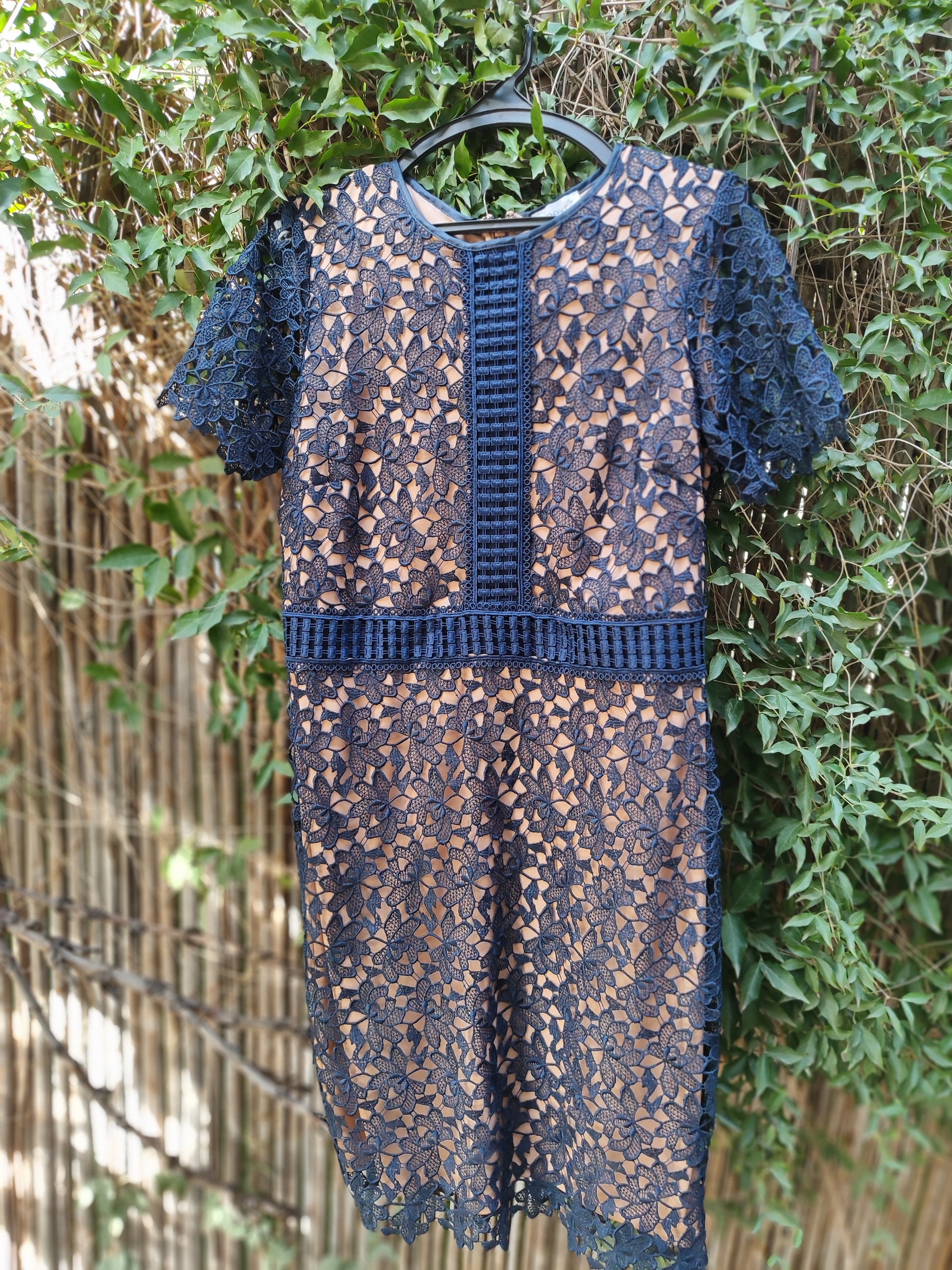 שמלת תחרה כחולה ברקע קרם בהדגשת מותן  - Image 2