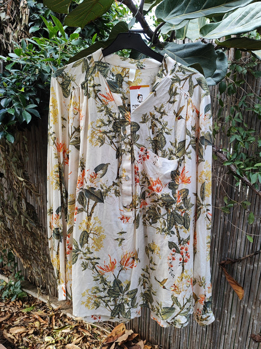 חולצת גינה פרחונית בצהוב כתום וירוק בחצי כיפתור  על רקע קרם - Image 6