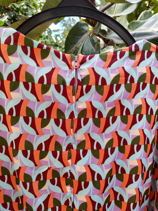 חולצה מכופתרת רטרו בצורות צבעוניות by Mekimi - Size L - xl