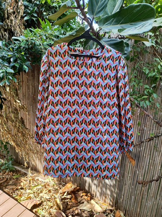 חולצה מכופתרת רטרו בצורות צבעוניות - Image 4 by Mekimi