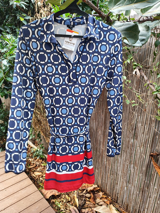 שמלה עיגולים לבנים ברקע כחול. פס סופי באדום - Image 7 by OVS