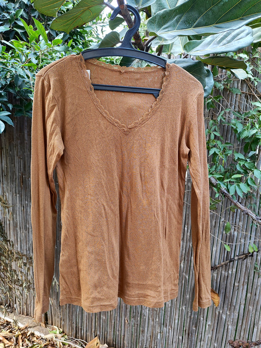 חולצה/גופיה חומה ארוכה תחרתית ושורות של חורים בצורת עלים - Image 5 by אינטימה