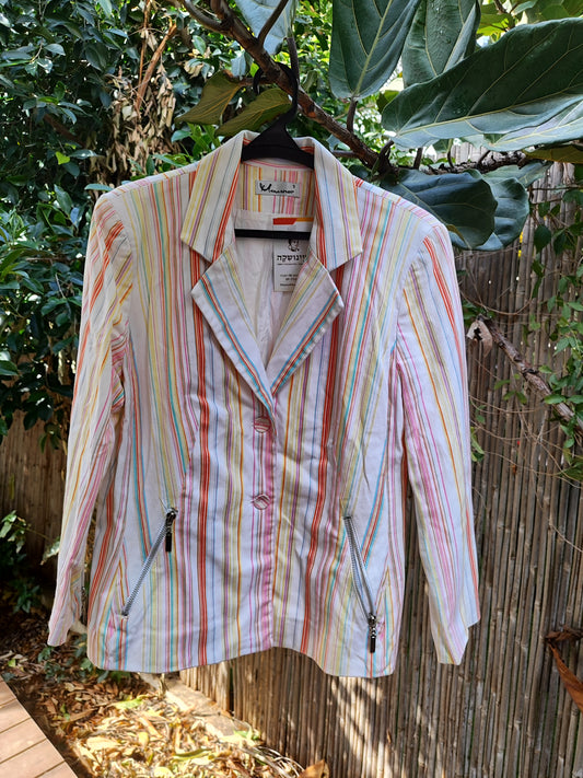 ז'קט פסים צבעוני ומשמח על רקע לבן  - Image 4 by Mausner