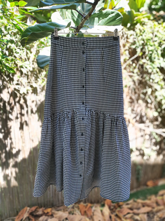 חצאית פקניק שחור לבן מכופתרת מלמלה סופית  - Image 4 by Tam1ara 