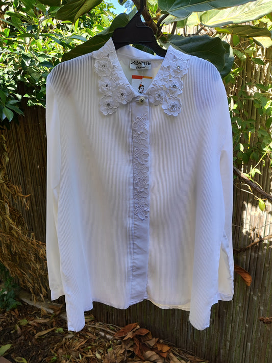 חולצ מקופלת בכפתורים נסתרים רקומים ודש בפרחים  - Image 5 by MARTHE