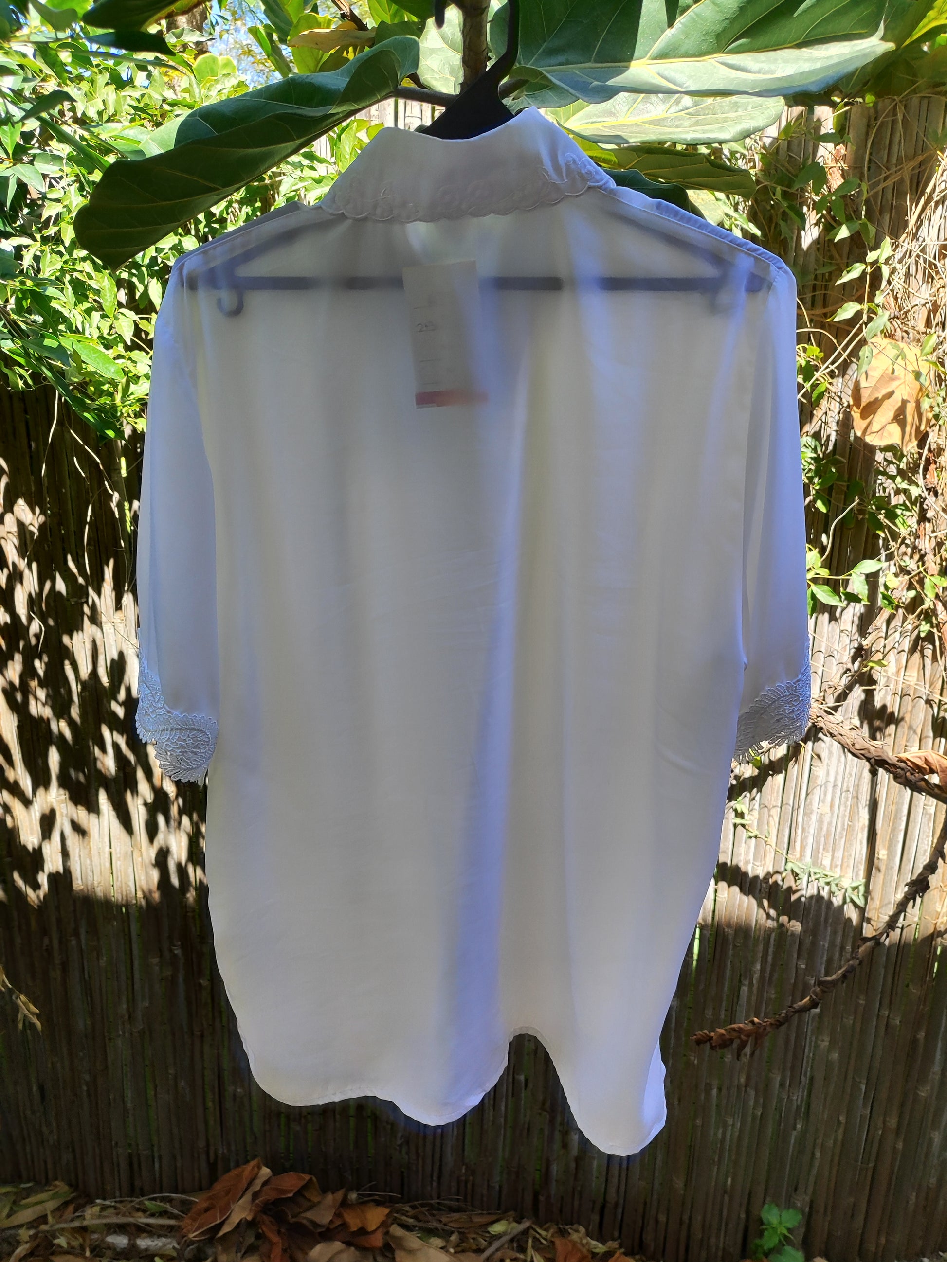 חולצה מכופתרת לבנה פס תחרה וינטג׳ - Image 3