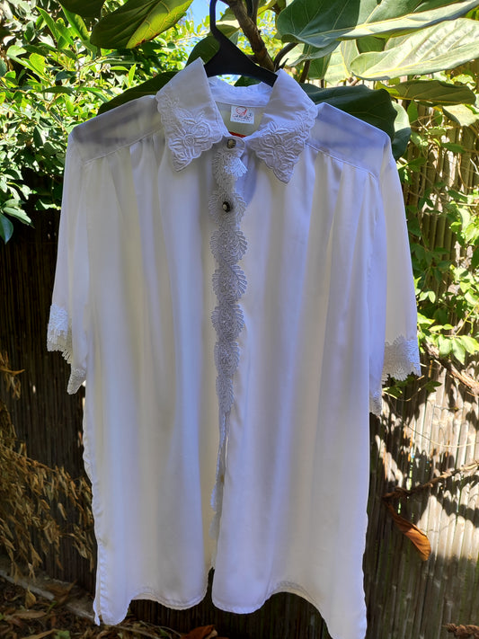 חולצה מכופתרת לבנה פס תחרה וינטג׳ - Image 4