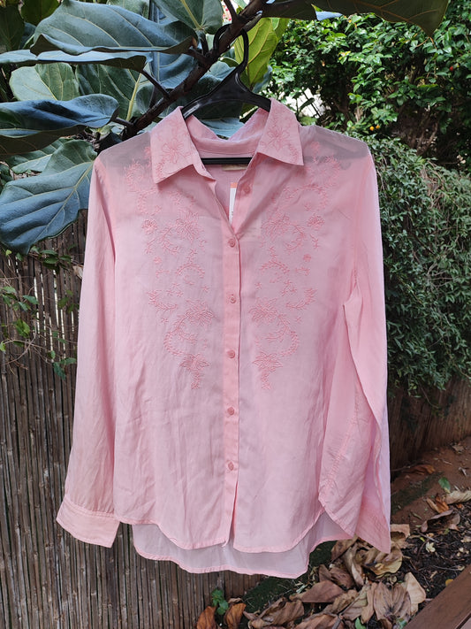 . חולצת כפתורים ורודה בייבי פרחונית דקה ומעט שקופה. Sack's - Image 4 by Sack's