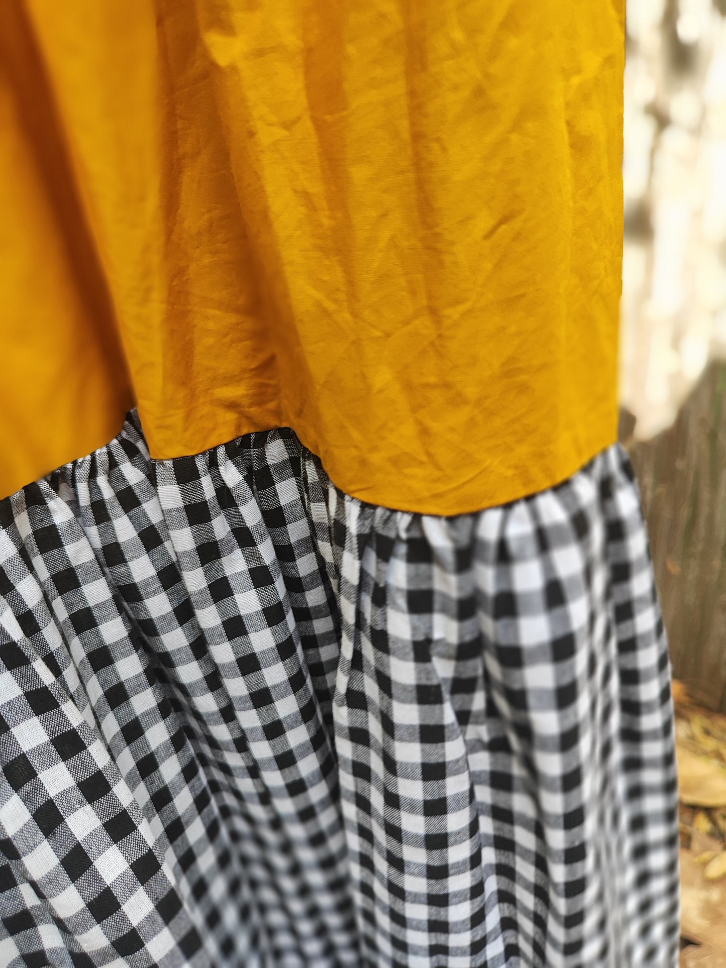 שמלת קיץ צבעונית מדורגת בלבן חרדל ומשובץ - Image 2