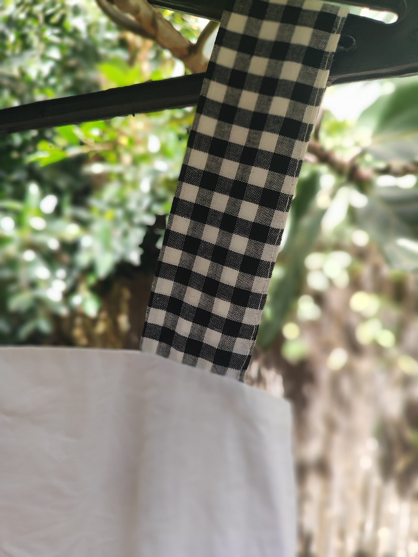 שמלת קיץ צבעונית מדורגת בלבן חרדל ומשובץ - Image 3