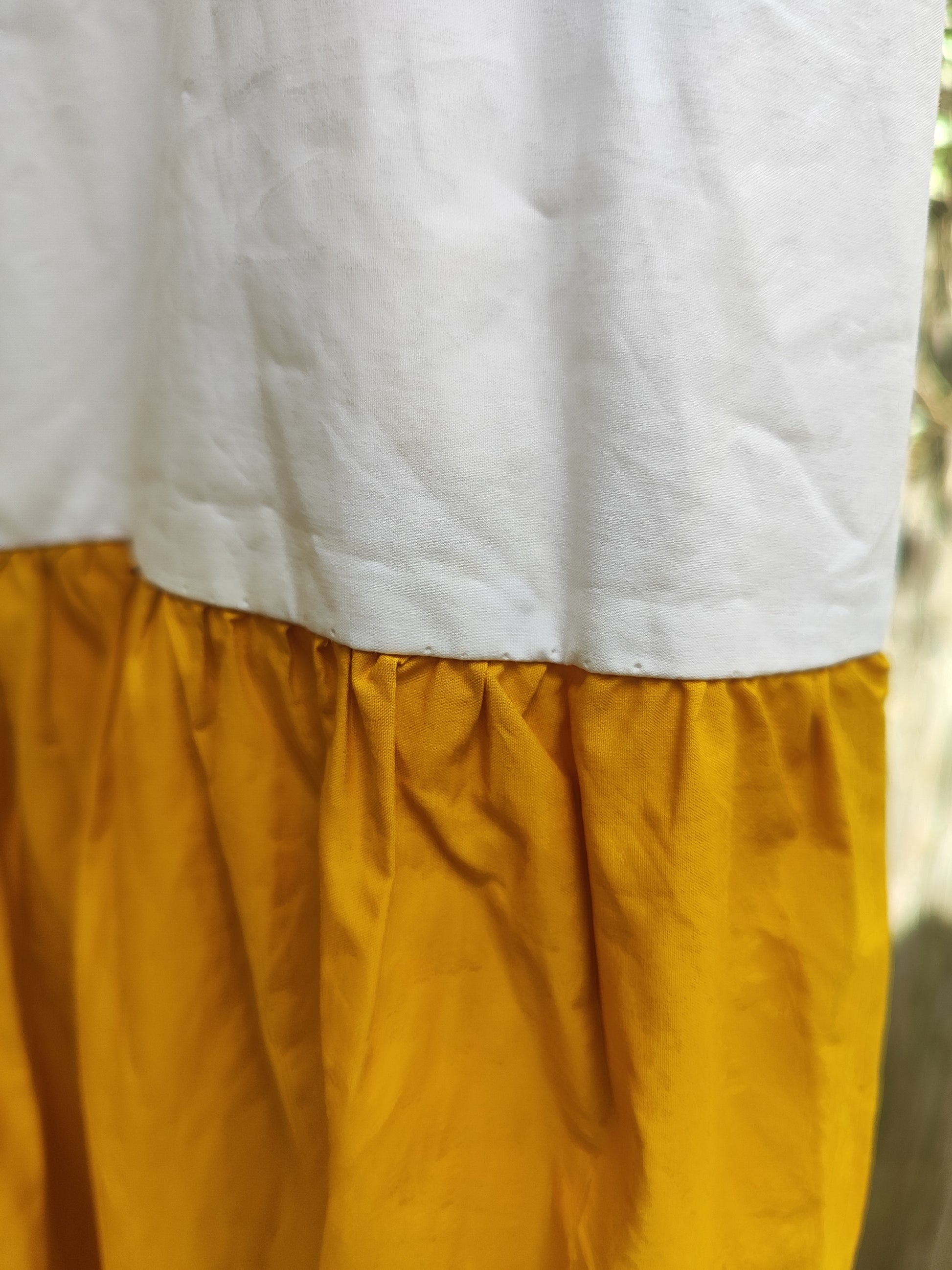 שמלת קיץ צבעונית מדורגת בלבן חרדל ומשובץ - Size M