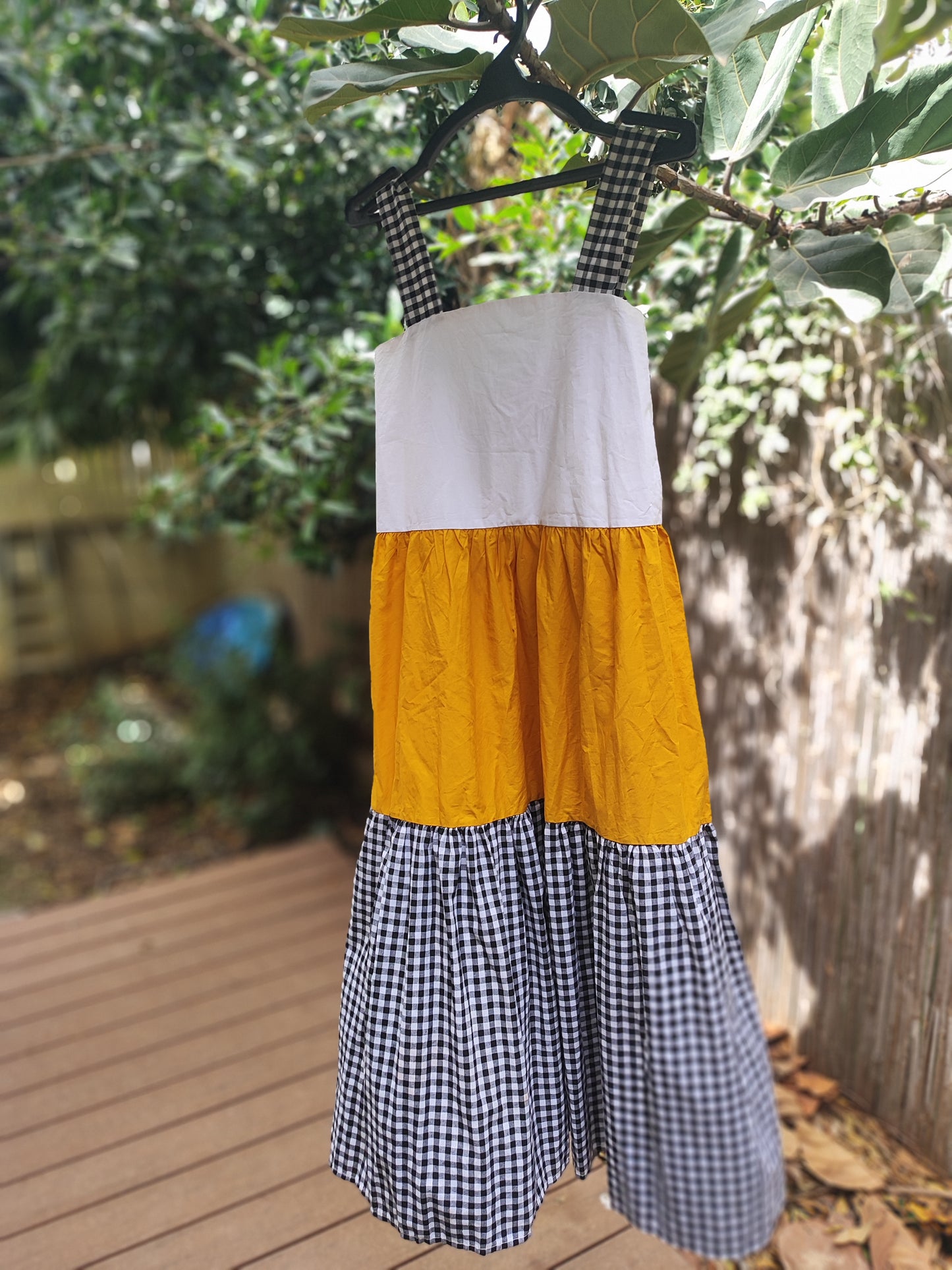 שמלת קיץ צבעונית מדורגת בלבן חרדל ומשובץ - Image 4