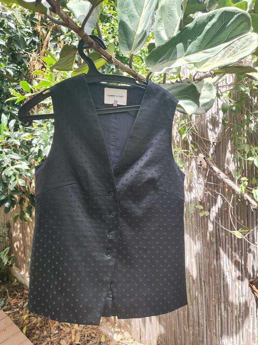 Comme il. Faut. ווסט שחור בגימור מבריק וטקסטורת עיגולים  - Image 4 by Comme il faut