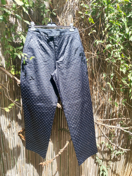 Comme il Faut. מכנסים שחורים אלגנאי בגימור מבריק טקסטורת נקודות  - Image 2 by Comme il faut