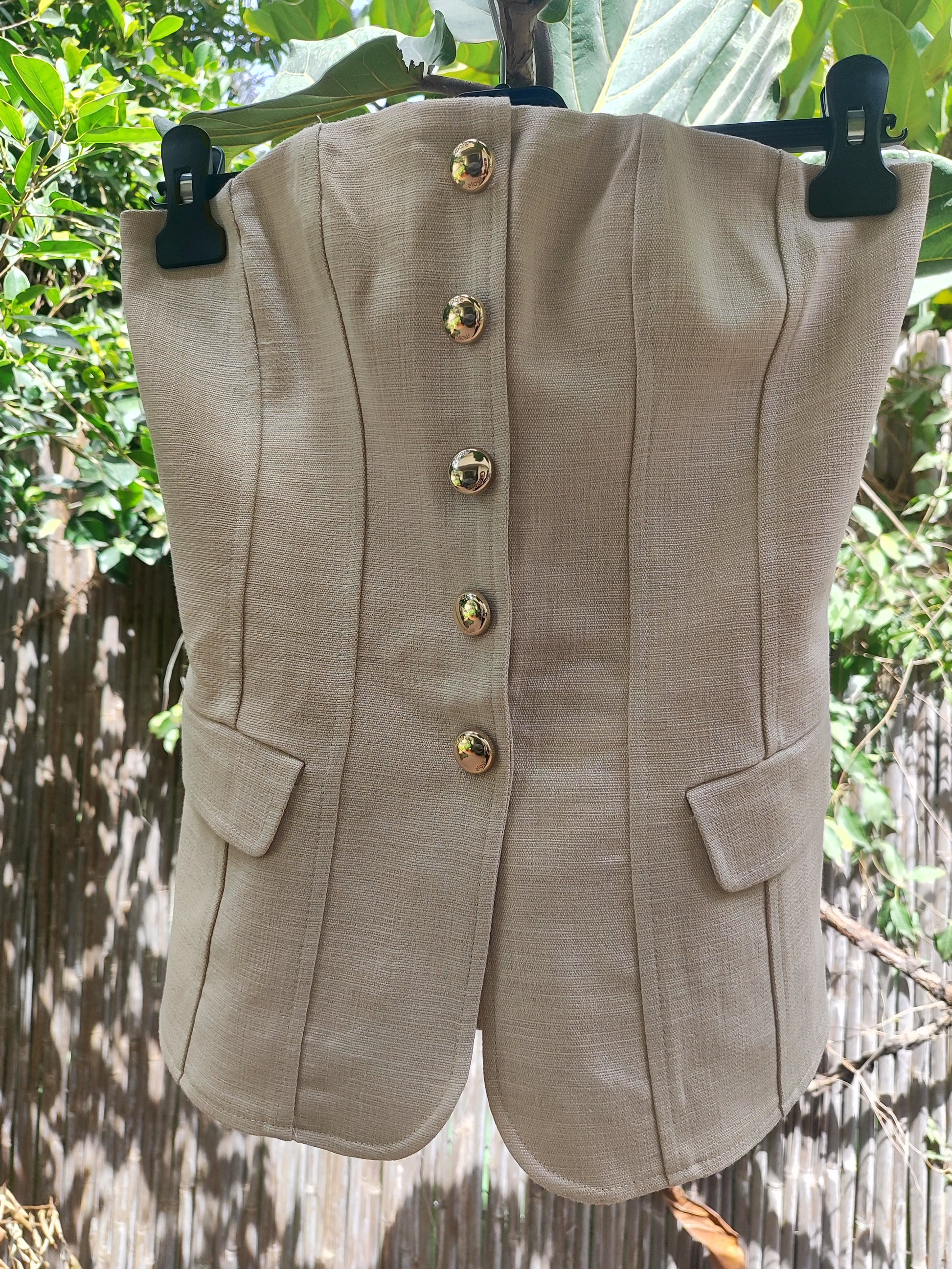 סטרפלס קרם אלגנט ויוקרתי בכפתורים מוזהבים ורוכסן אחורי. Maje.  - Image 5 by Maje