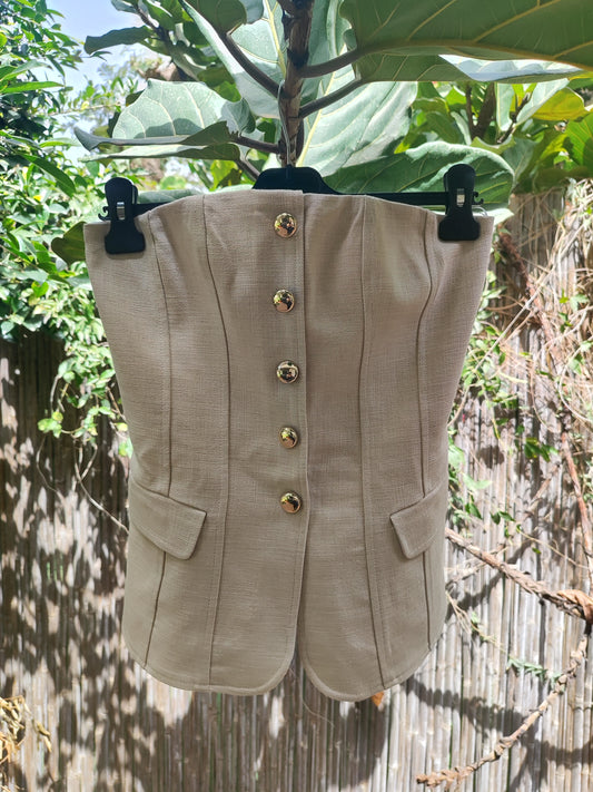 סטרפלס קרם אלגנט ויוקרתי בכפתורים מוזהבים ורוכסן אחורי. Maje.  - Image 4 by Maje