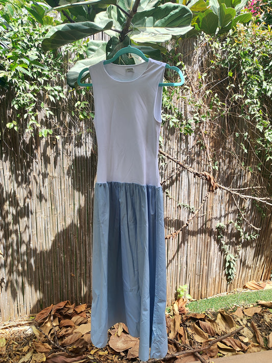  BABATON.שמלה קייצית מחטבת מחולקת ללבן ותכלת  - Image 5 by BABATON