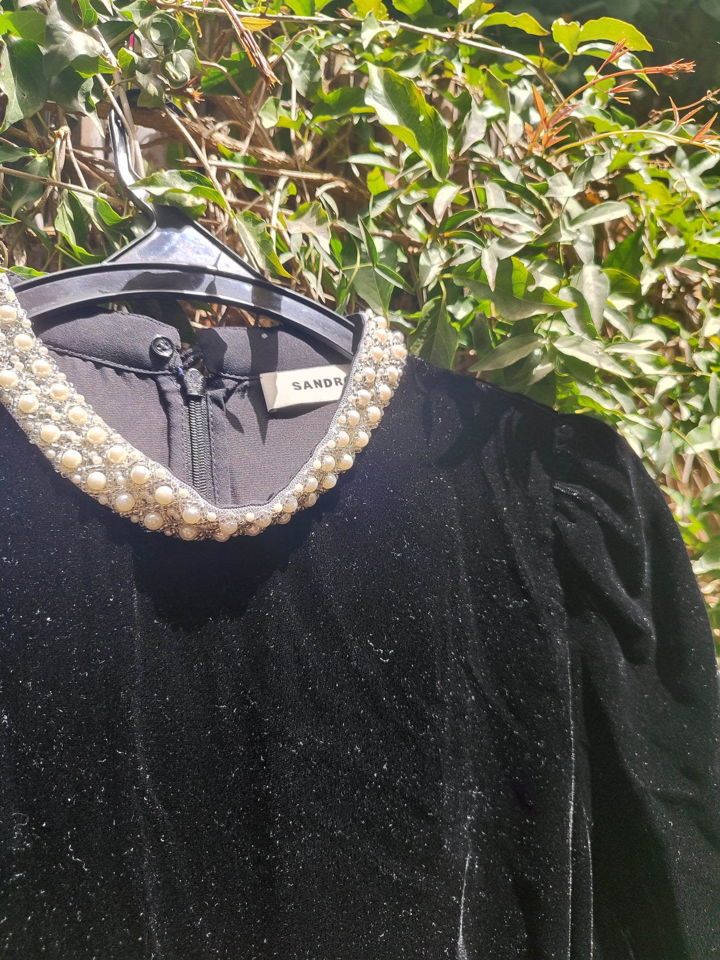 אוברול קטיפה שחור בעטיםת פנינים בצווארSANDRO - Image 3 by SANDRO