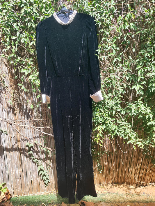 אוברול קטיפה שחור בעטיםת פנינים בצווארSANDRO - Image 5 by SANDRO