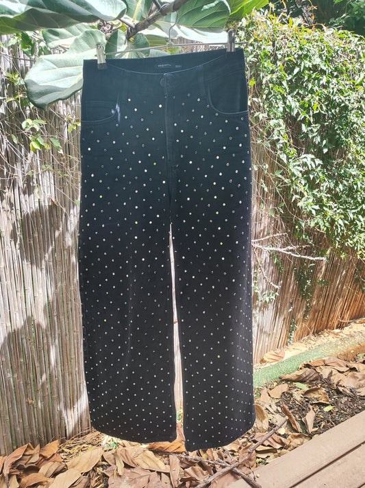 מכנסיים שחורים רחבים בניטים כסופים מפוזרים  - Image 4 by MNG