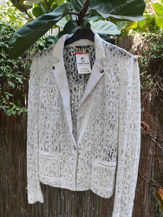 בלייזר תחרה לבן ייחודי בכפתורי כסף - Image 4 by The kooples