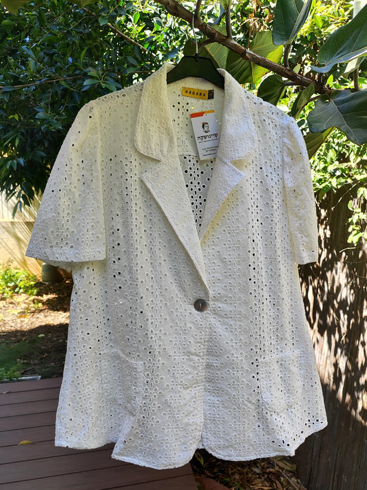 ג'קט לבן קצר רקום בעיגולים צופיפים  - Image 3 by Hagara