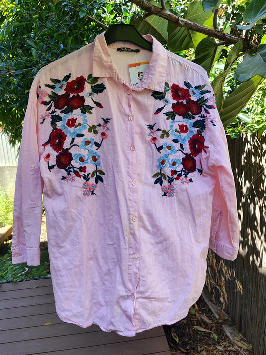 חולצת פישתן ורודה מכופתרת רקומה בזר פרחים  - Image 2 by Salopette