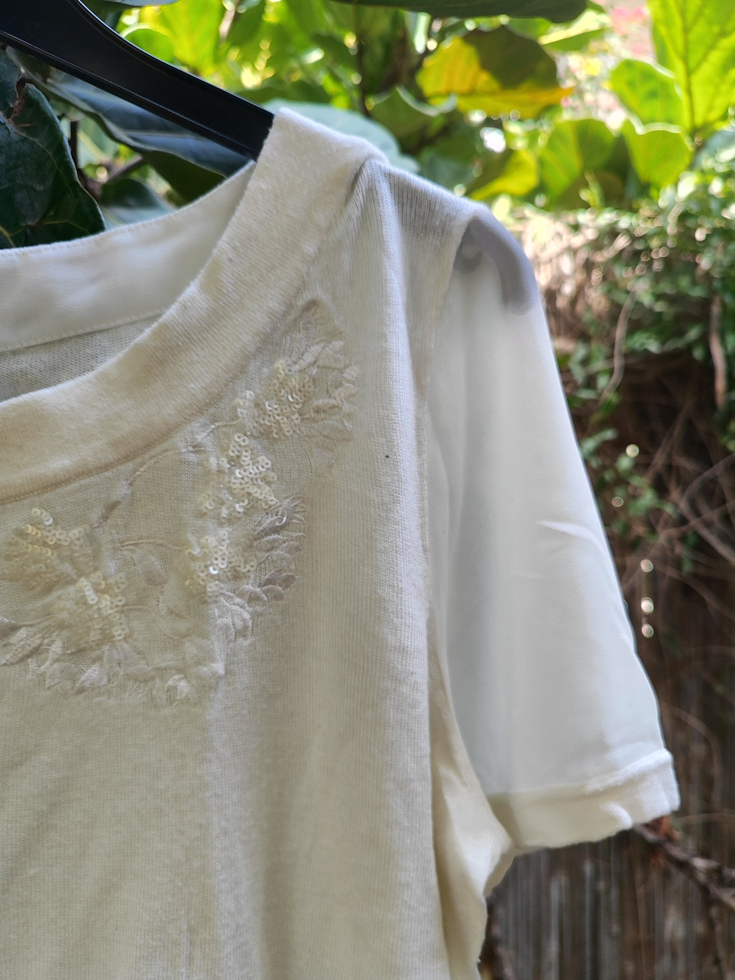 חולצת סריג לבנה קצרה באםליקציית פרחים בחזה by H&M - Size M-L