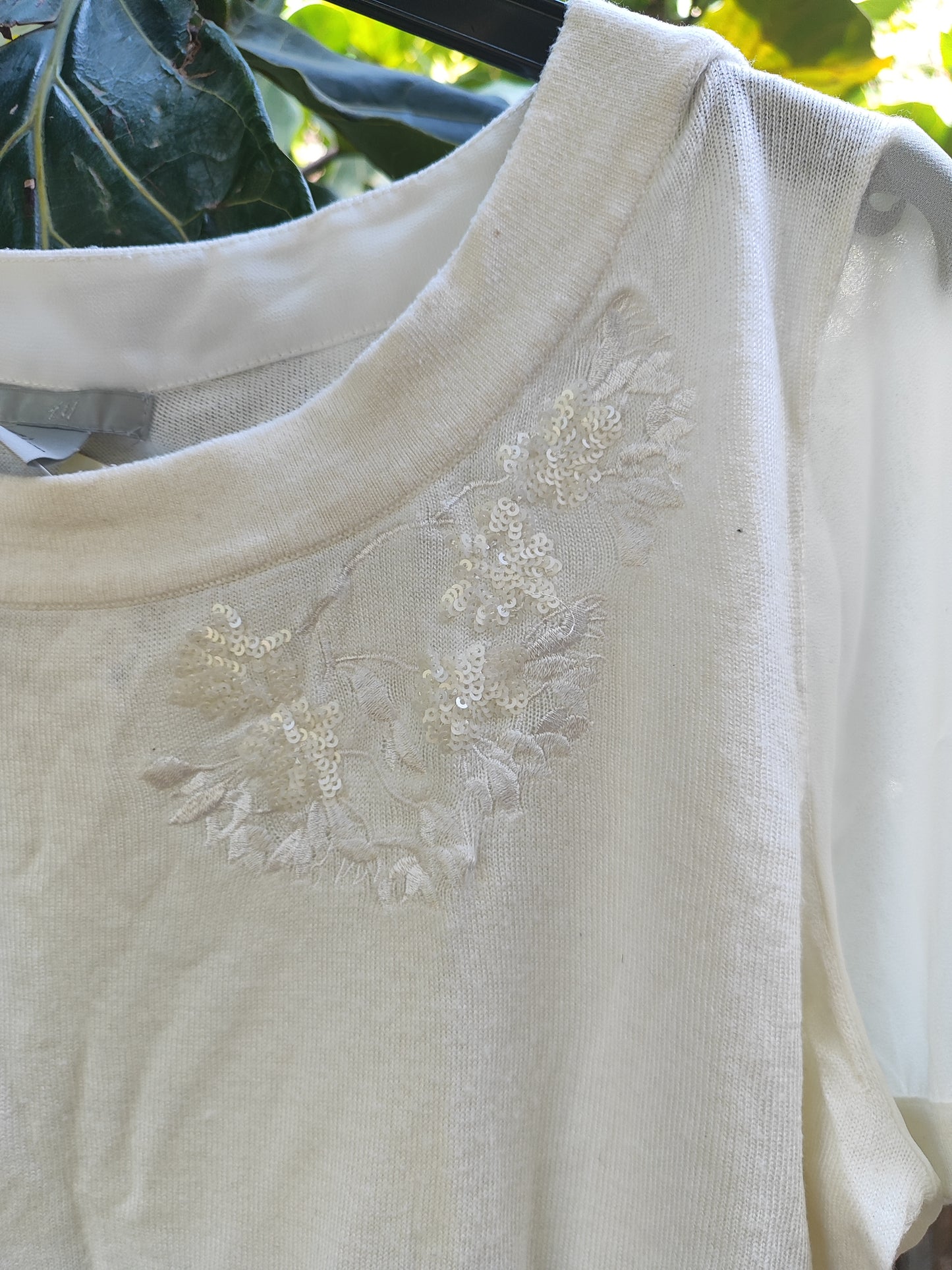 חולצת סריג לבנה קצרה באםליקציית פרחים בחזה - Image 2 by H&M