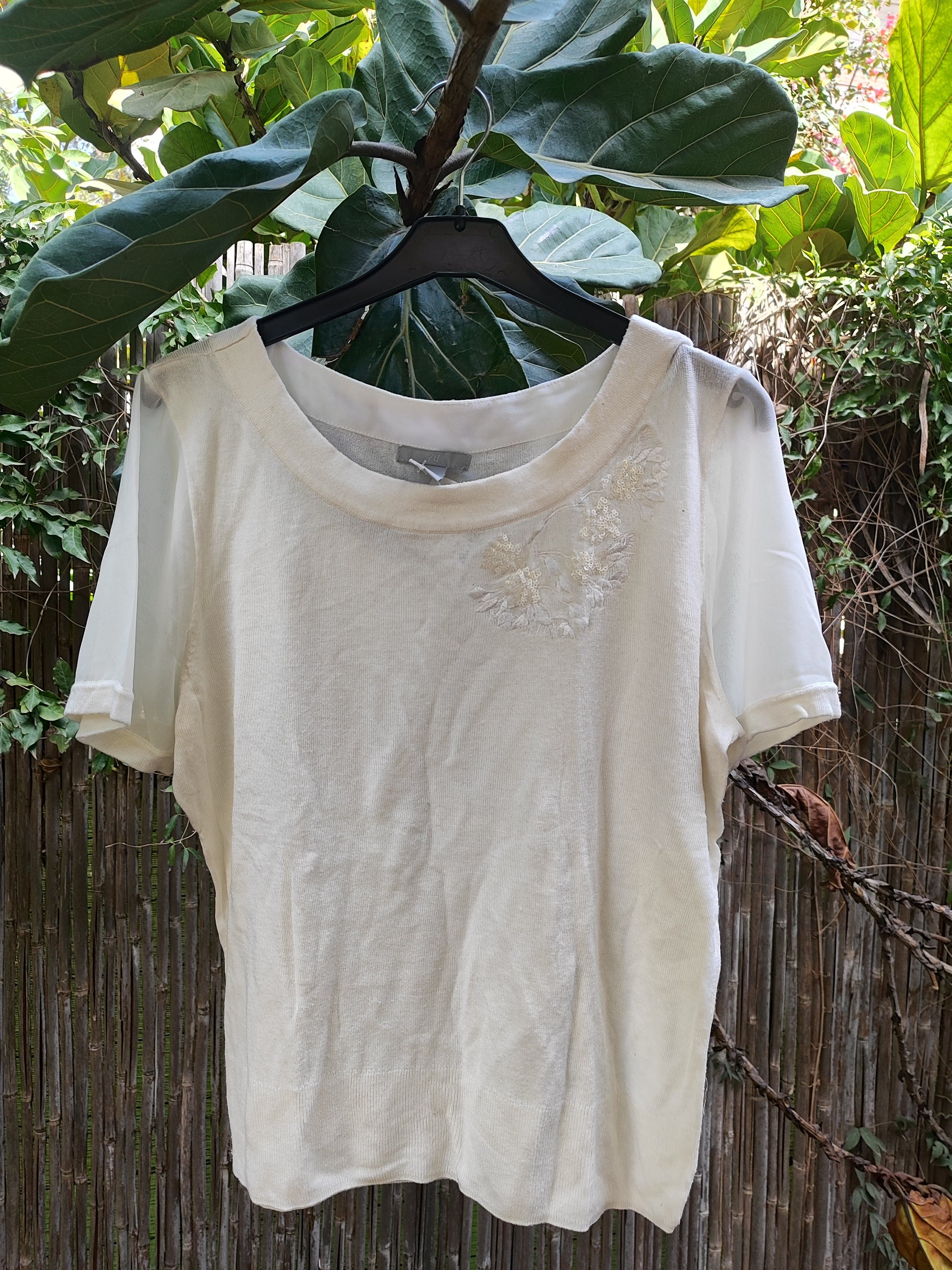 חולצת סריג לבנה קצרה באםליקציית פרחים בחזה - Image 3 by H&M