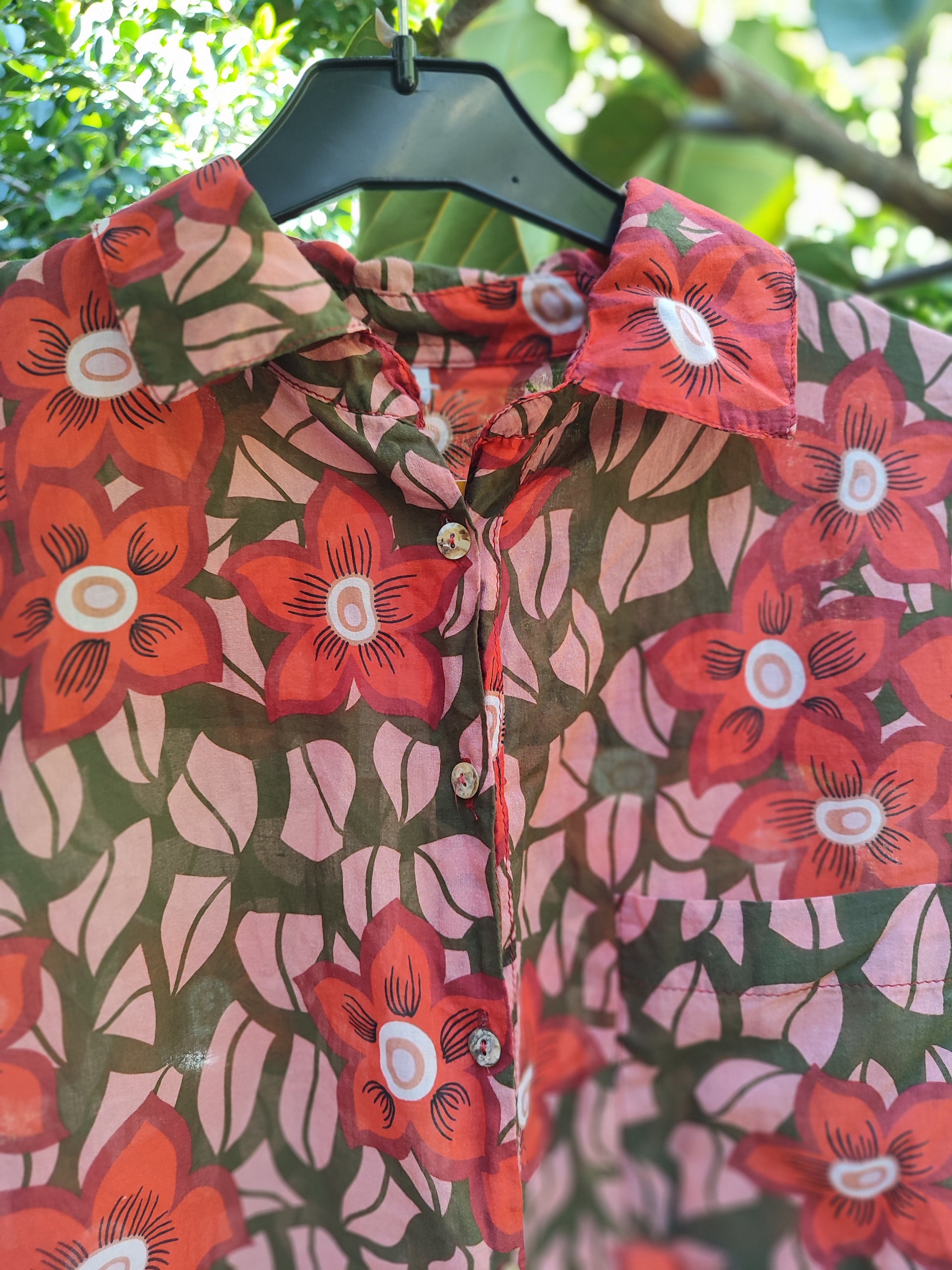 חולצה מכופתרת קלילה ודקה פרחים בגינה   - Size M-L