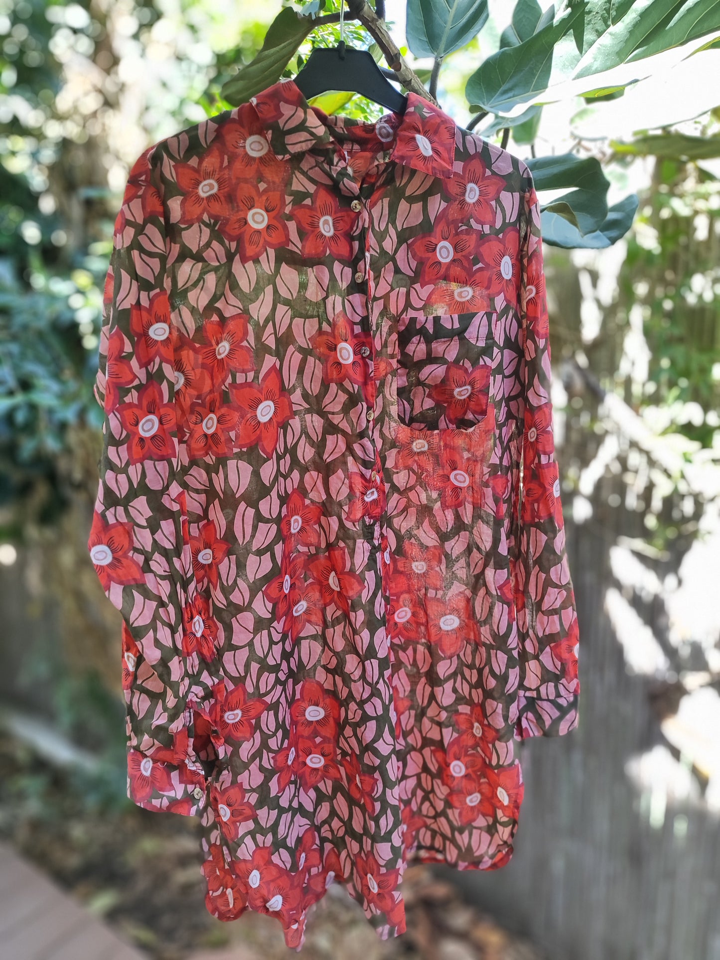 חולצה מכופתרת קלילה ודקה פרחים בגינה   - Image 2