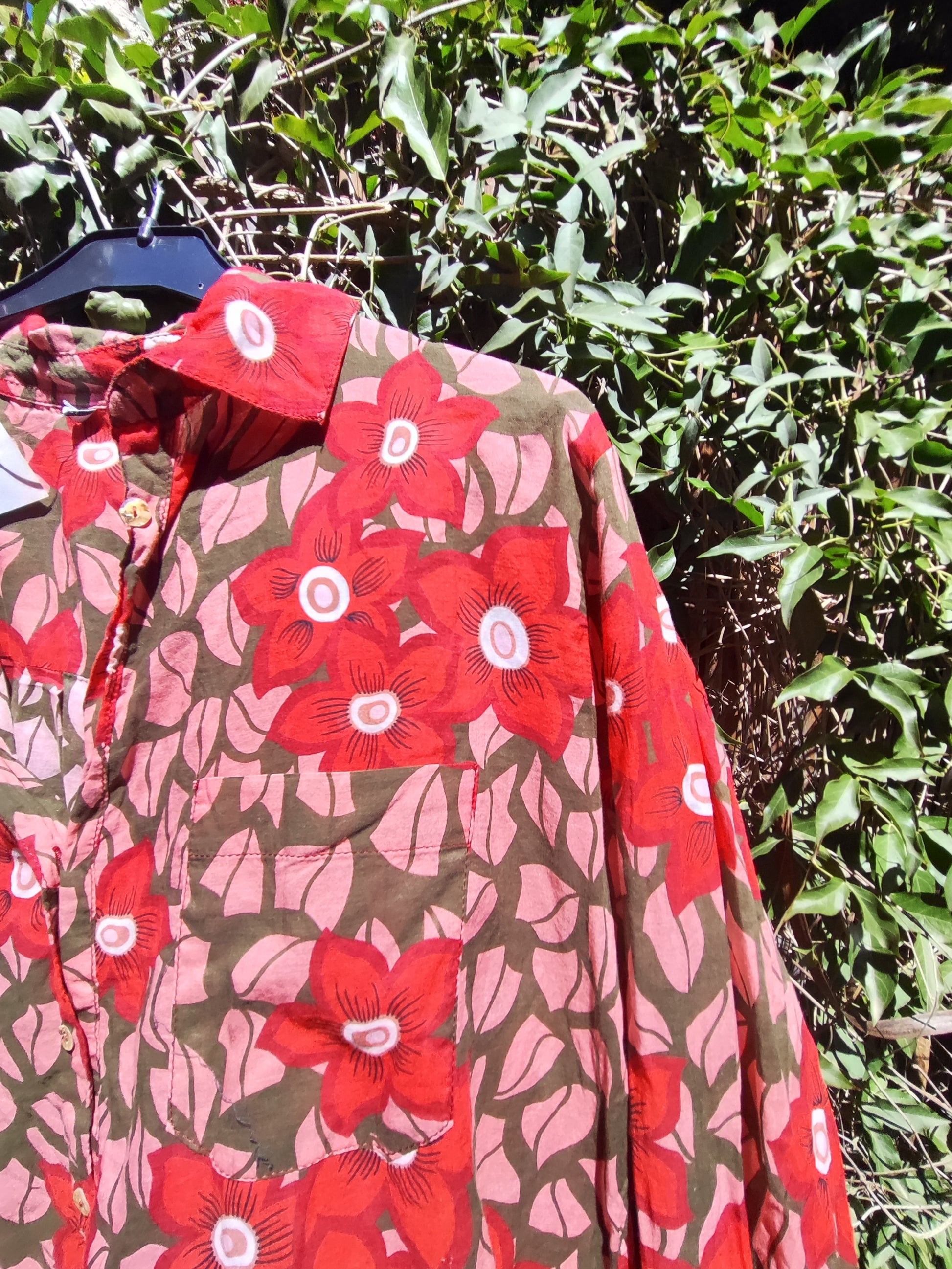 חולצה מכופתרת קלילה ודקה פרחים בגינה   - Image 4