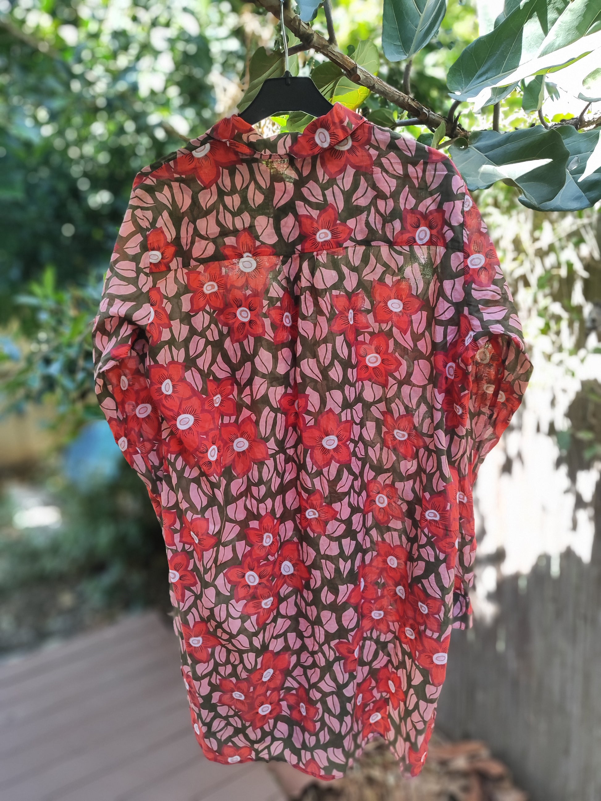 חולצה מכופתרת קלילה ודקה פרחים בגינה   - Image 3