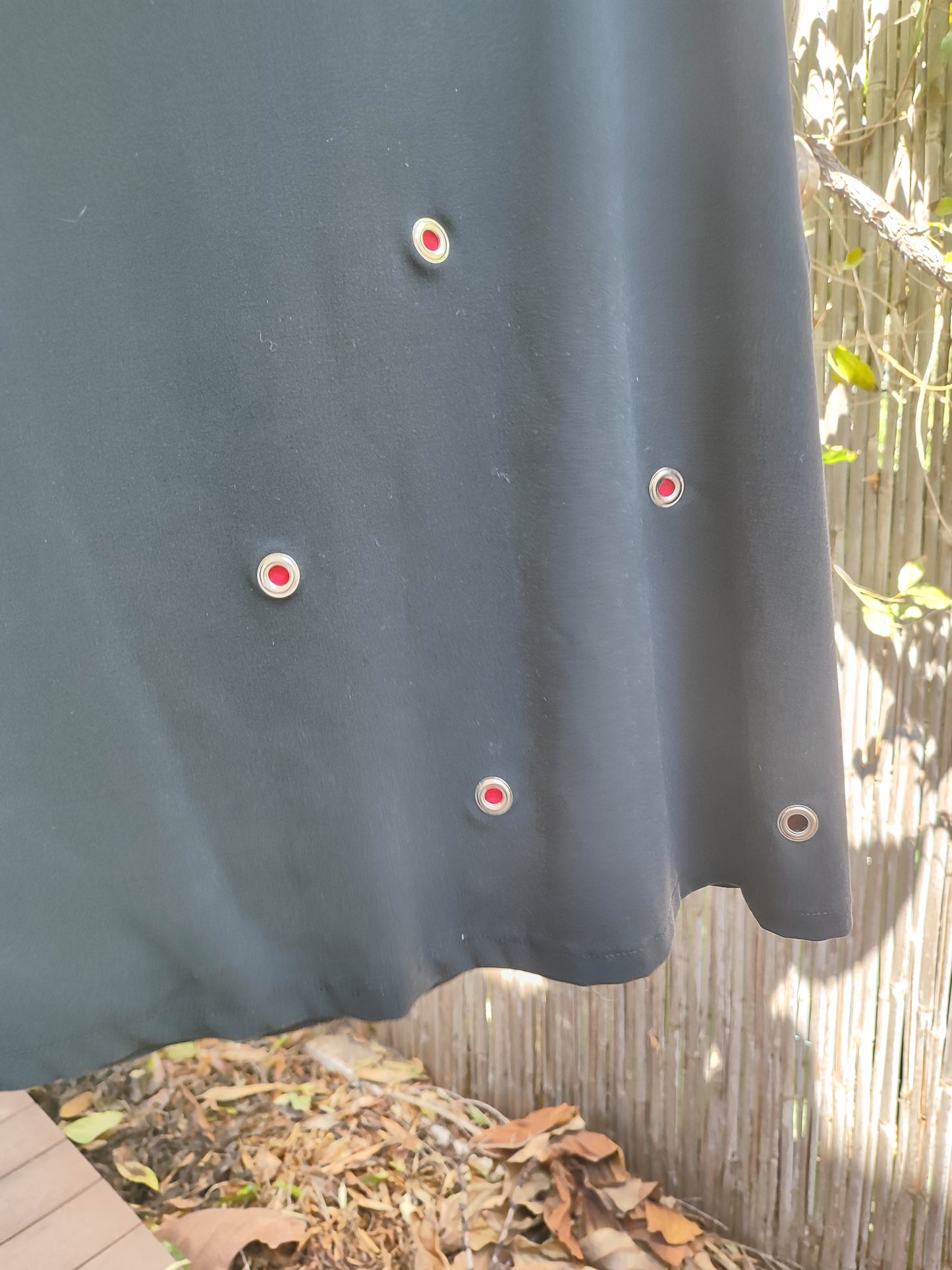 חצאית שחורה מעוצבת בעיגולים אדומים  by Ronen Chen - Size M היקף מותן 76 ס"מ 